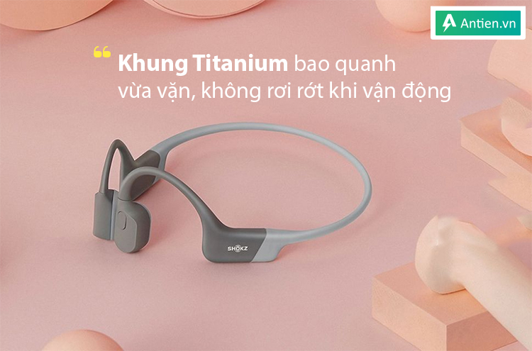 Hoàn toàn làm từ Titanium bền và nhẹ giúp tai nghe vừa vặn, ở đúng vị trí khi di chuyển