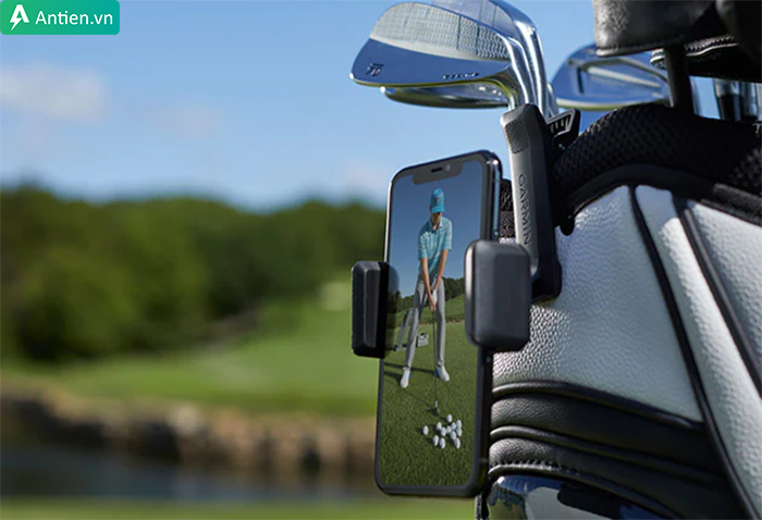 R10 được tích hợp giá đỡ điện thoại để dễ dàng gắn vào túi golf