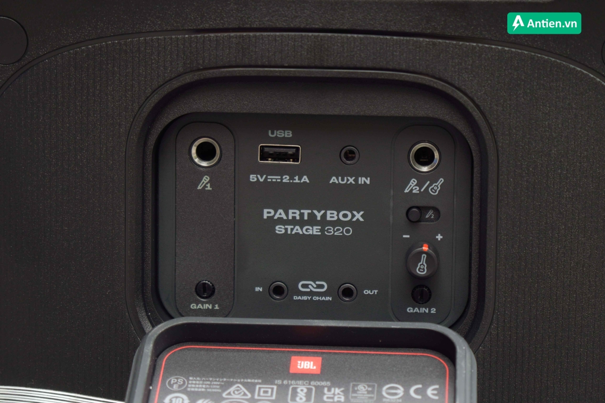 loa di động JBL PartyBox Stage 320 có khe căm mic và guitar