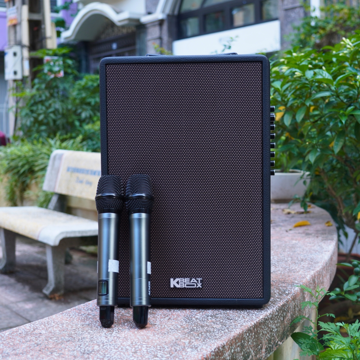 Loa Acnos Symphony được trang bị 2 micro nhôm UHF cao cấp