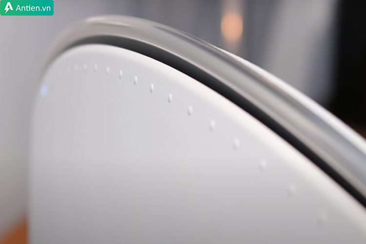 Điều khiển cảm ứng qua những dải chấm tròn sau loa