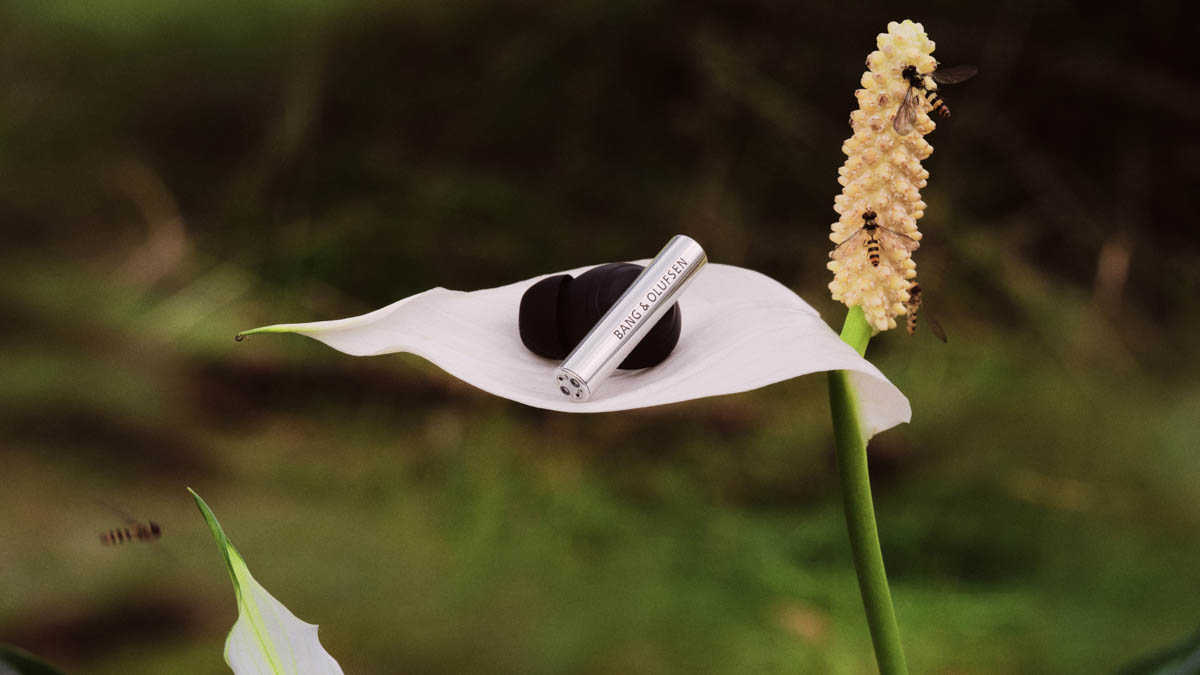 Tai nghe B&O Beo Grace giúp âm thanh giữ hướng tự nhiên khi bạn xoay đầu