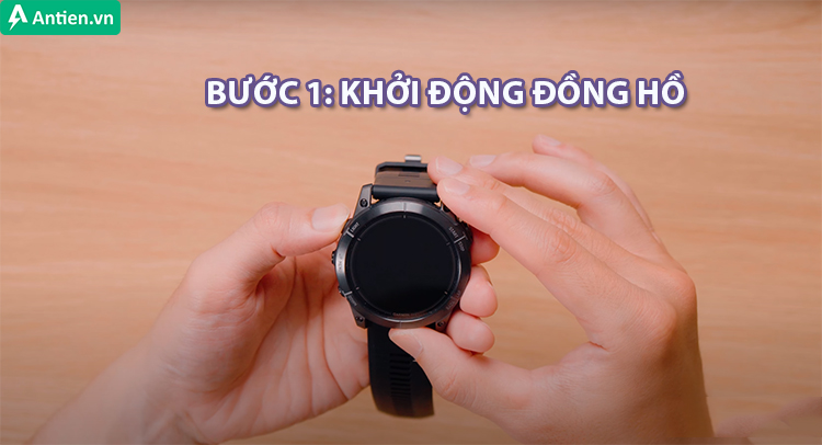 Khởi động Epix Pro 2 bằng cách nhấn giữ nút trên cùng bên trái đồng hồ