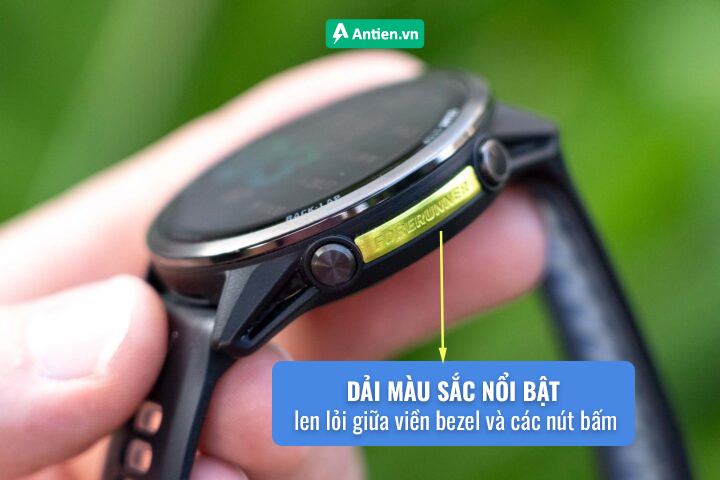 Một dải màu nổi bật giữa các nút bấm tạo điểm nhấn trên Forerunner 970