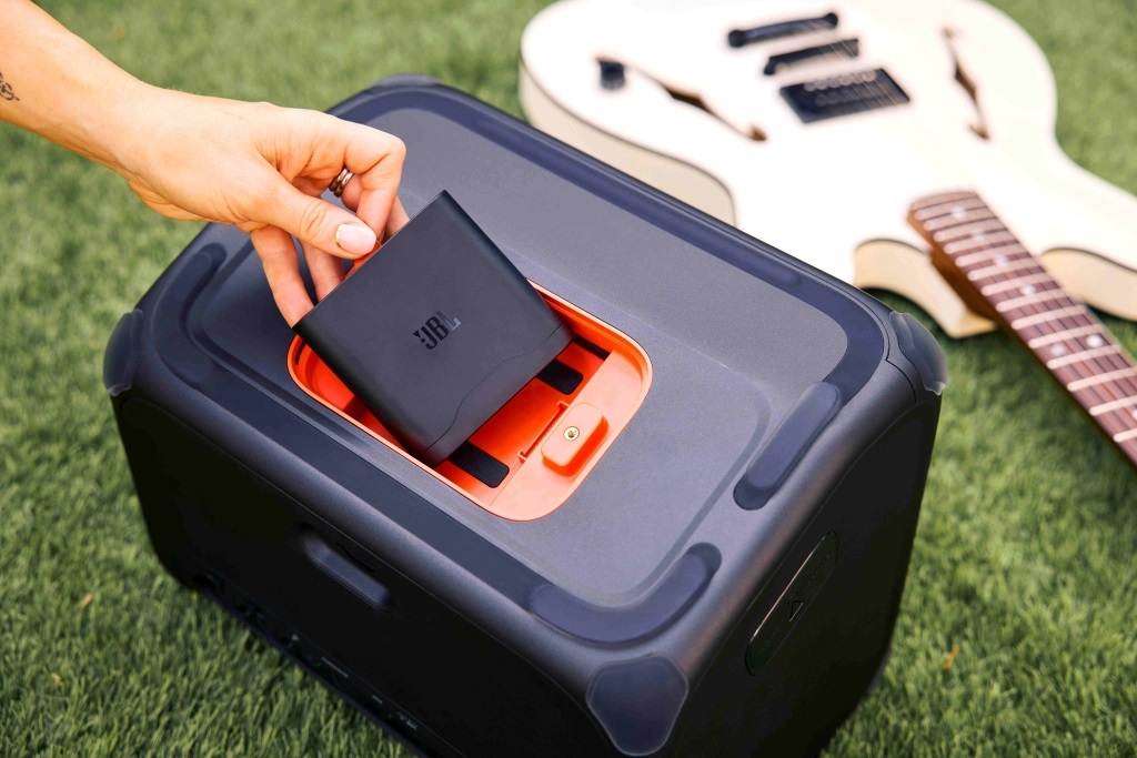 Loa JBL BandBox Trio được trang bị pin Li-ion cho thời gian sử dụng lên đến khoảng 10 giờ