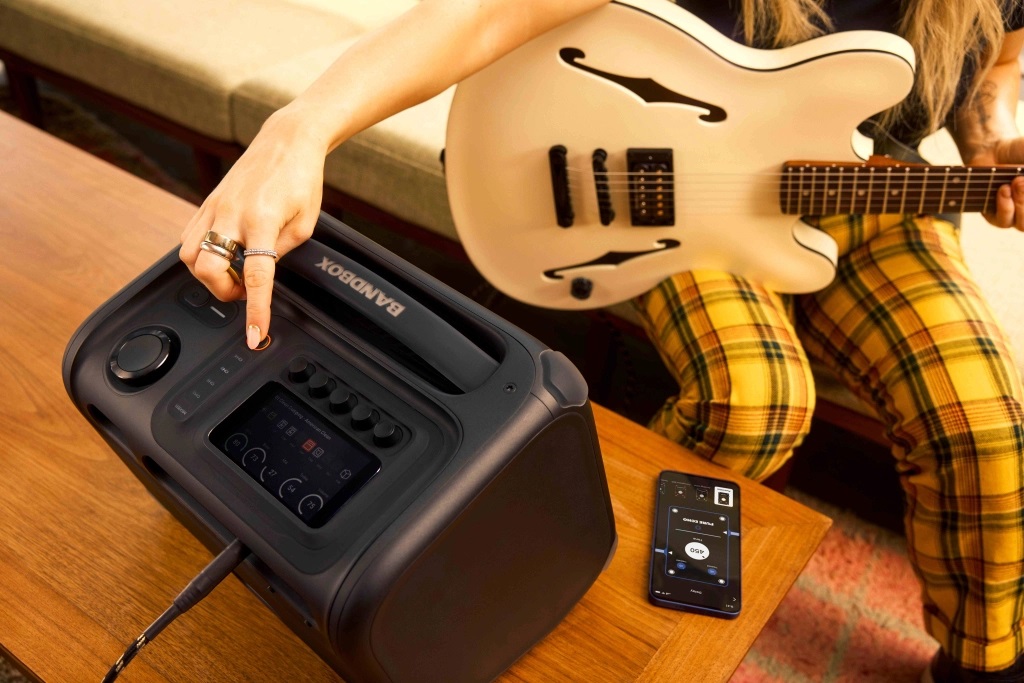 Loa JBL BandBox Trio hỗ trợ reverb, delay cho giọng hát và nhiều công cụ luyện tập hữu ích