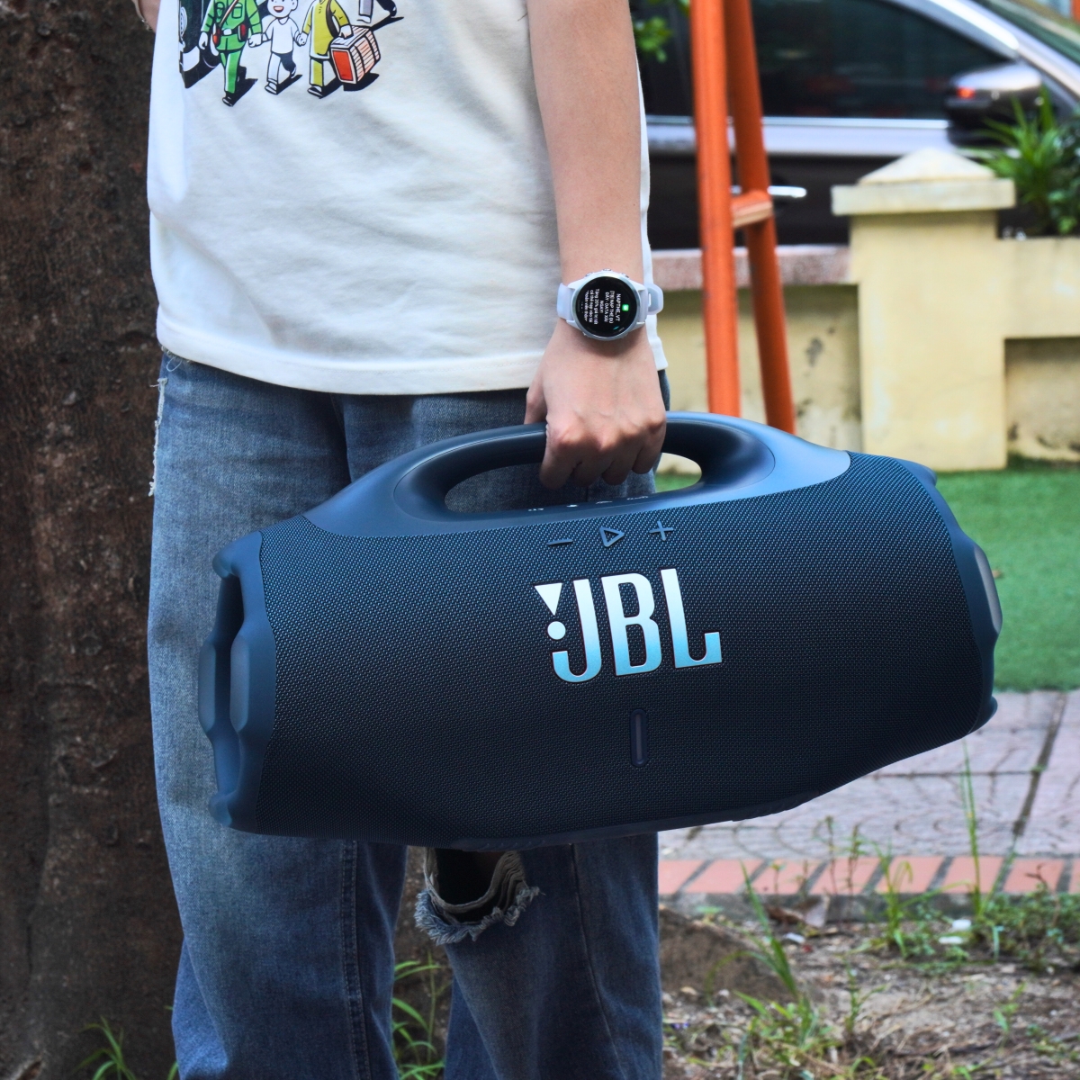 JBL Boombox 4 thiết kế cao cấp có tay cầm chắc chắn