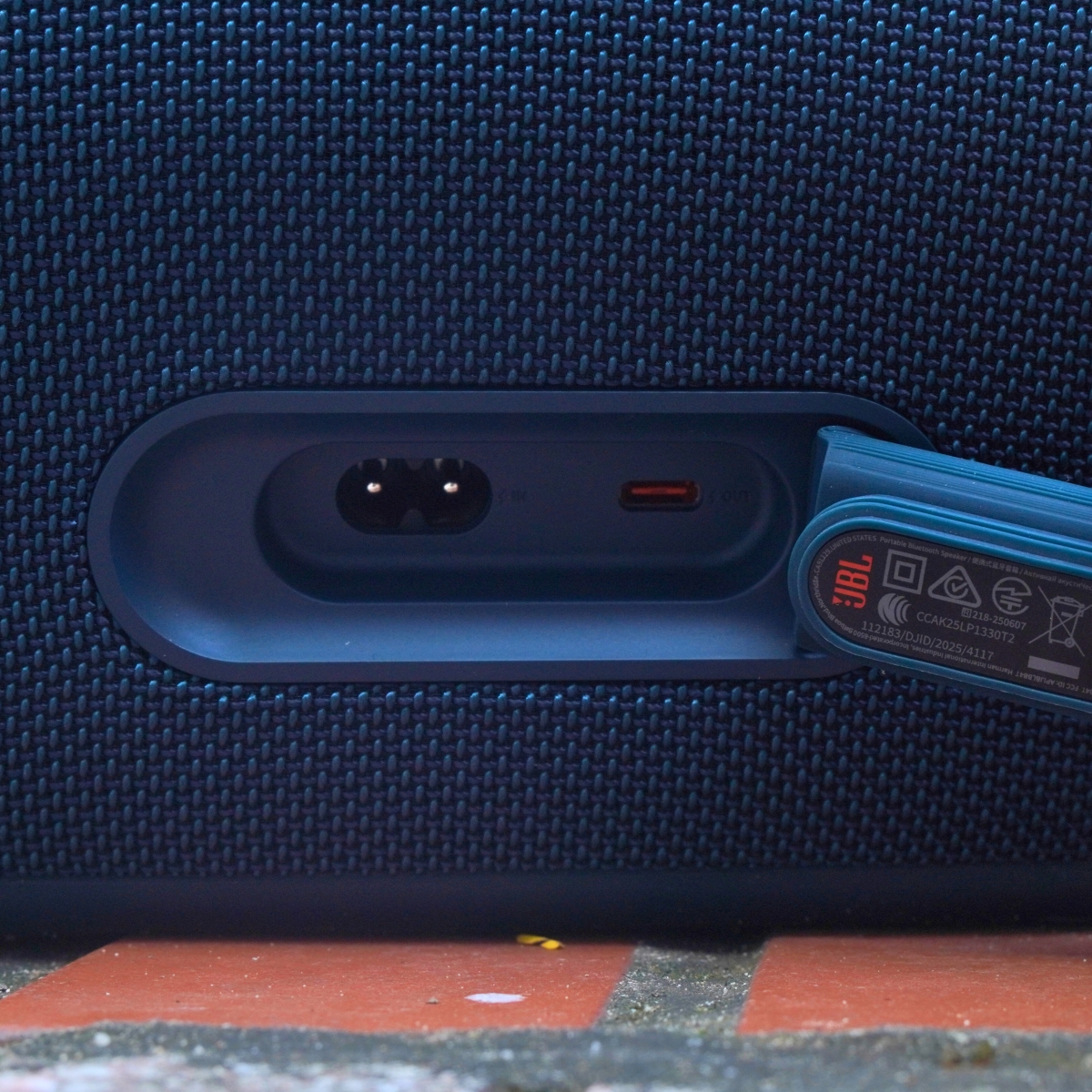 Cac cổng cắm trên loa JBL Boombox 4