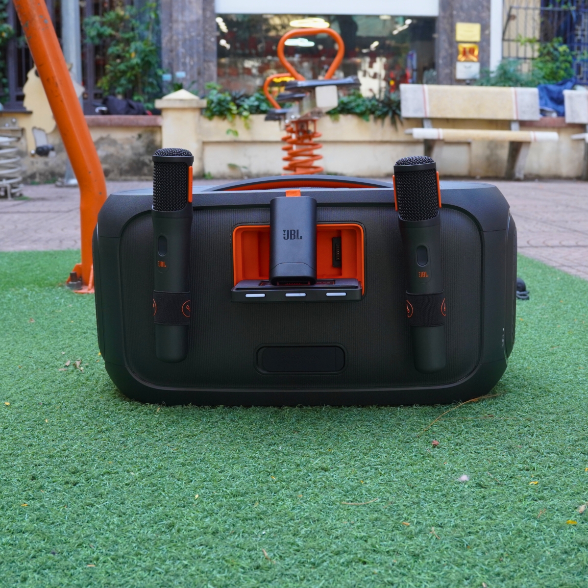 Mặt sau loa loa JBL PartyBox On The Go 2 