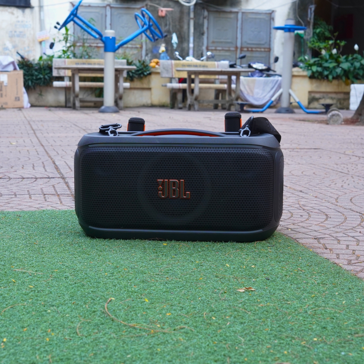 Thiết kế loa JBL PartyBox On The Go 2 nhỏ gọn hiện đại và bền bỉ