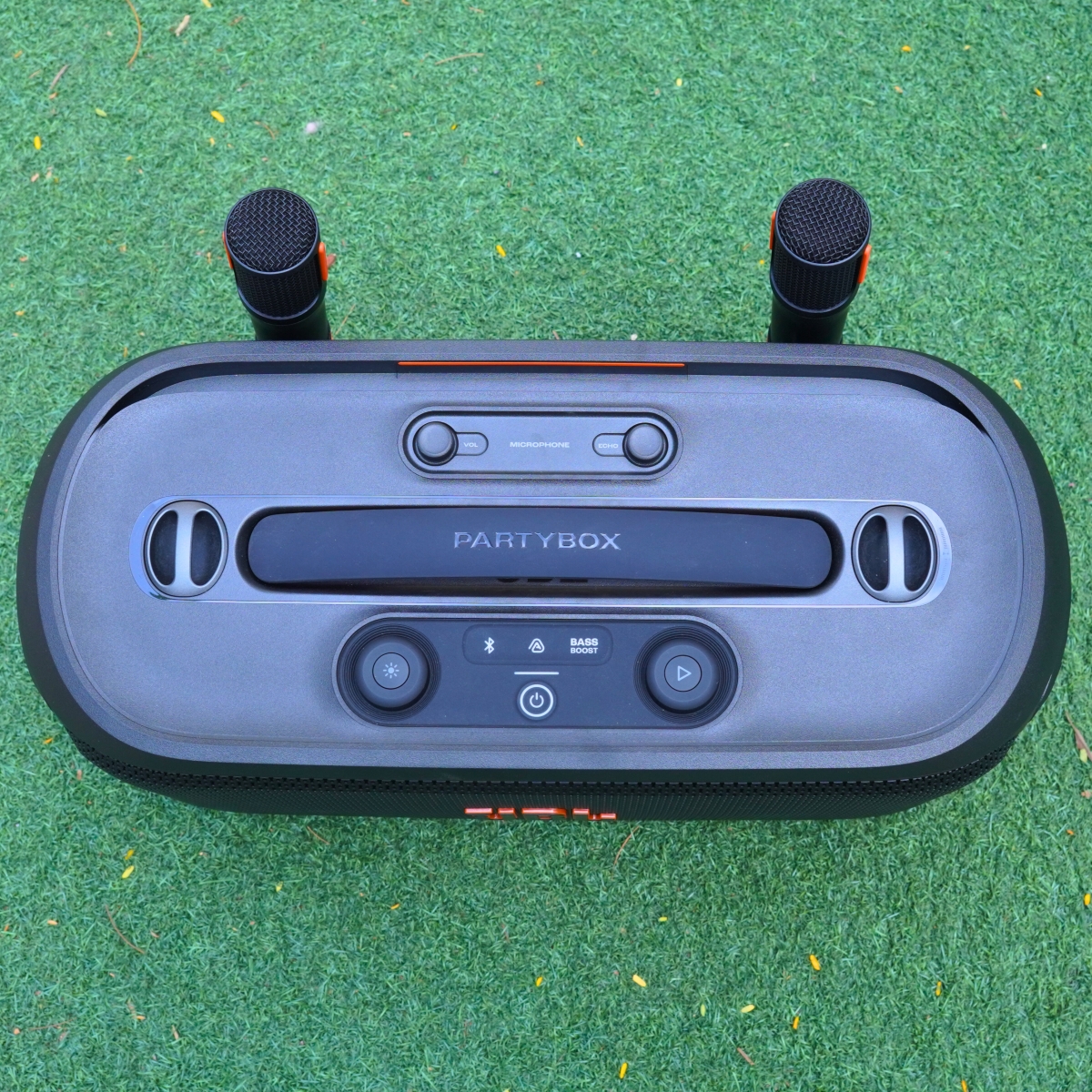 Loa bluetooth JBL PartyBox On The Go 2 đi kèm 2 micro không dây 