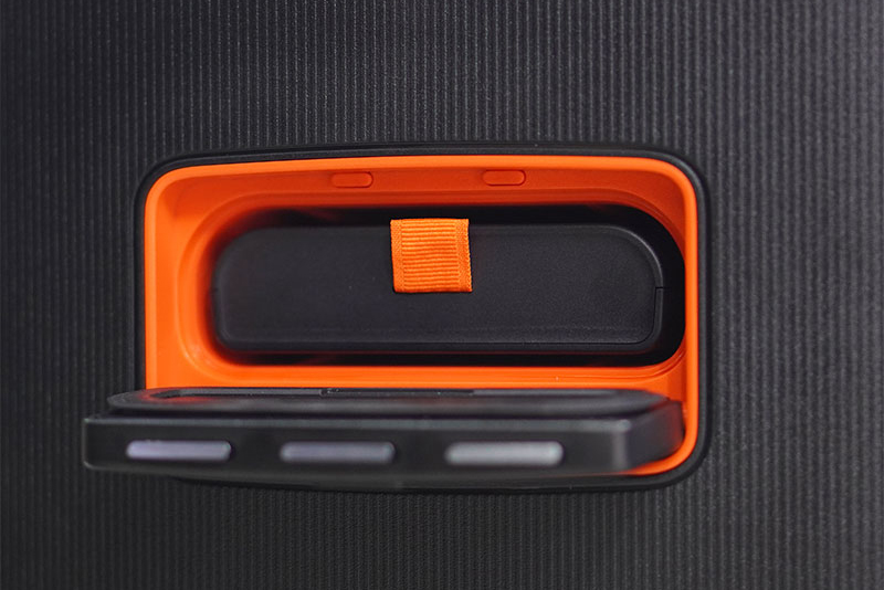 Partybox Stage 320 cho 18 giờ chơi nhạc,dùng pin  rời dễ thay thế