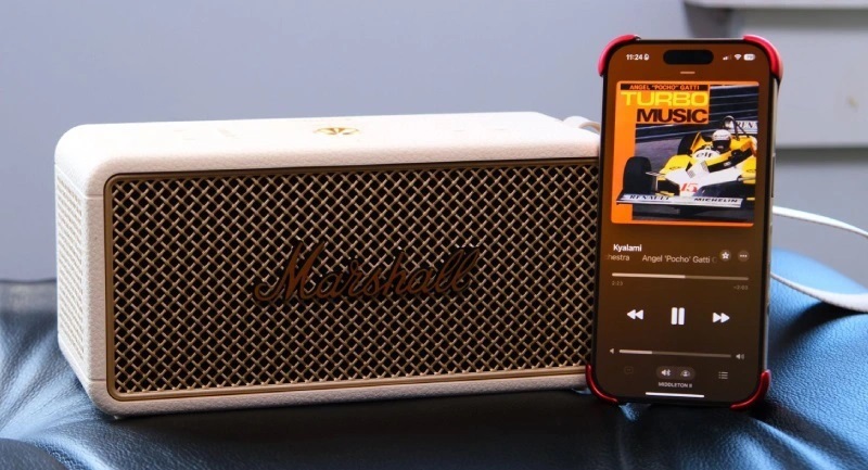 Kết nối linh hoạt với Bluetooth 5.3 và cổng AUX 3.5mm