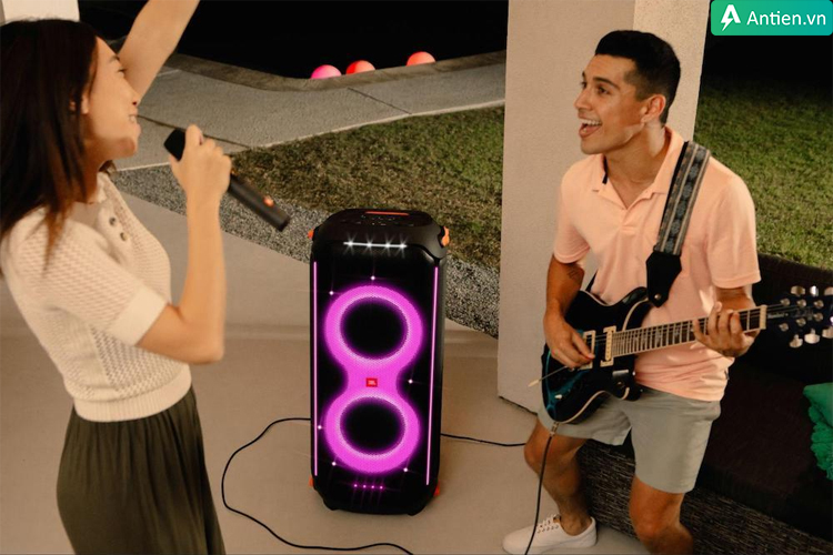 Dễ dàng kết nối loa Partybox với Micro để thỏa sức hát ca dịp lễ tết