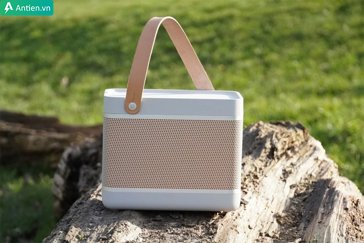 Beolit 20 thiết kế đơn giản nhưng rất chắc chắn vơi lớp lưới bảo vệ và tay xách tiện lợi
