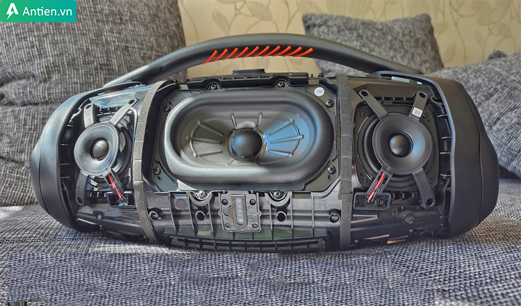 Boombox 3 trang bị hệ thống loa 3 đường tiếng cho âm thanh mạnh mẽ trong từng thanh âm
