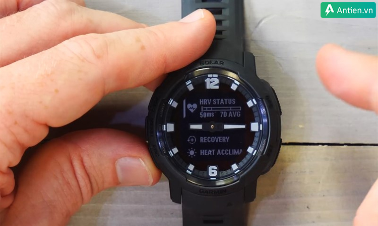 So với Instinct 2, Crossover trang bị thêm HRV Status để theo dõi nhịp tim chính xác hơn