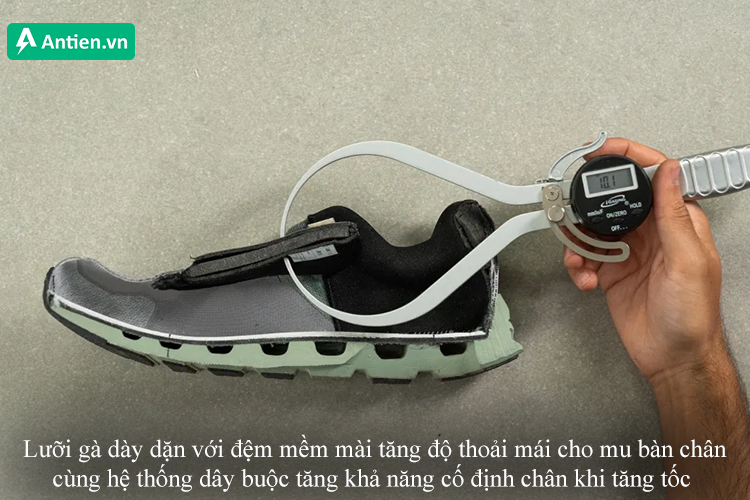 Phần lưỡi gà dày dặn bảo vệ phần mu bàn chân tốt