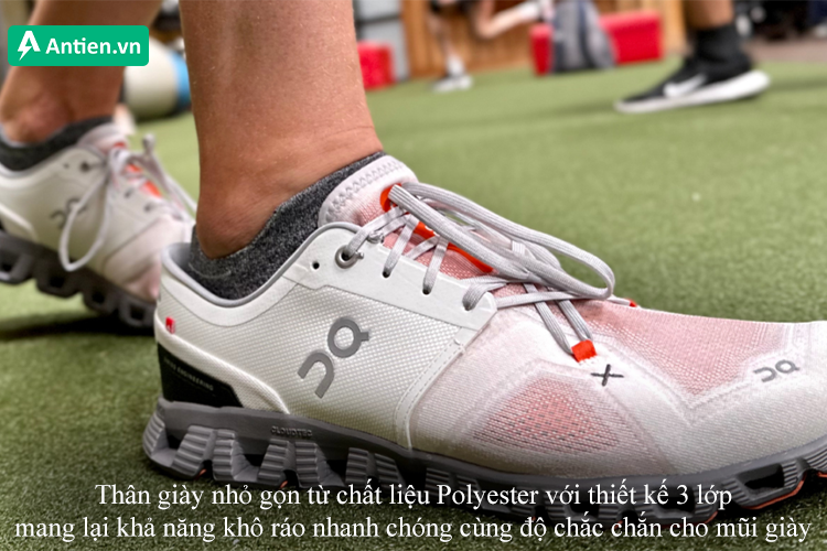 Thân giày nhỏ gọn thoáng khí với chất vải Polyester