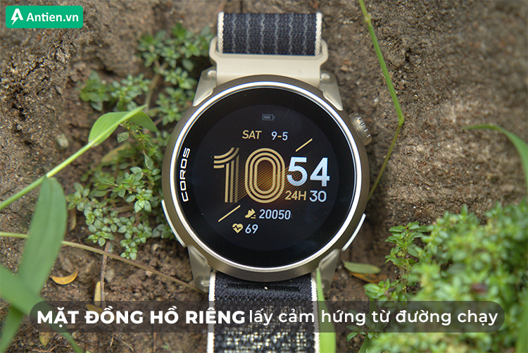 PACE 4 Jakob sở hữu mặt đồng hồ riêng lấy cảm hứng từ đường chạy điền kinh,