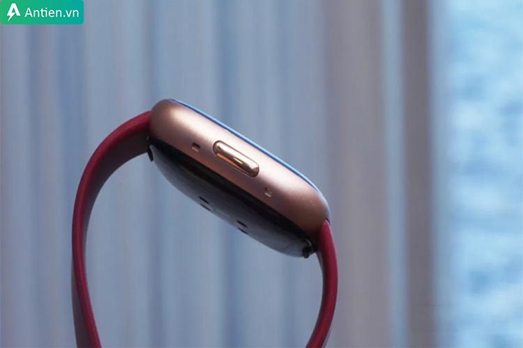 Fitbit Versa 4 trang bị nút bấm vật lý nhạy, thoải mái hơn khi sử dụng