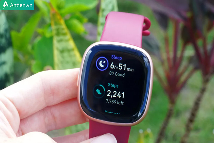 Đồng hồ Fitbit Versa 4 theo dõi, phân tích và chấm điểm các giai đoạn ngủ của bạn