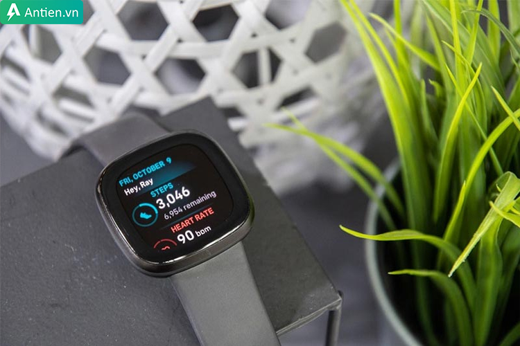 Đồng hồ Versa 4 theo dõi sức khỏe tiên tiến, chi tiết