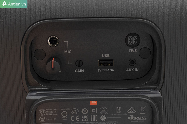 Loa di động Encore Essential và On The Go đều trang bị đầy đủ cổng kết nối đa dạng