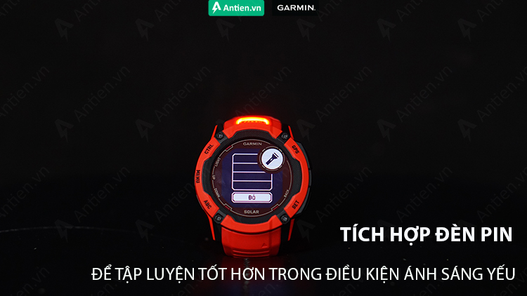 Instinct 2X Solar tích hợp đèn pin LED nhằm hỗ trợ bạn tập luyện tốt hơn trong môi trường thiếu sáng