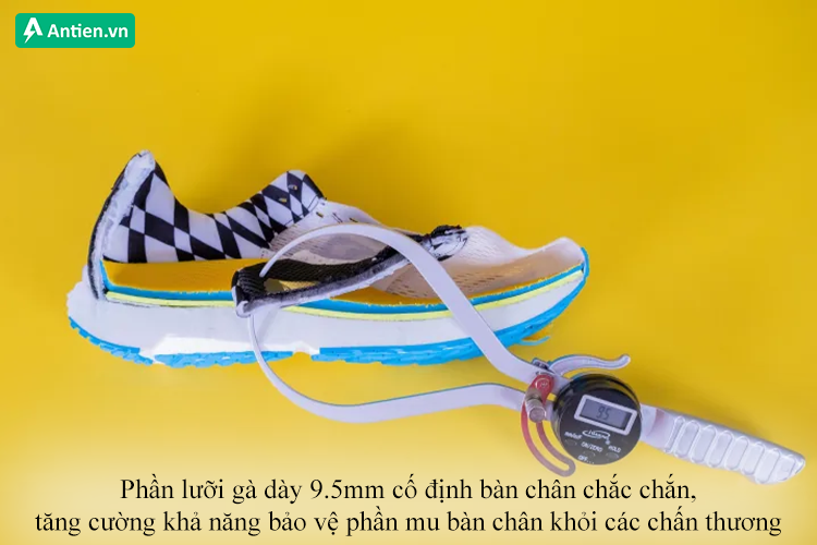 Phần lưỡi gà có độ dày lớn, tăng cường khả năng bảo vệ phần mu bàn chân