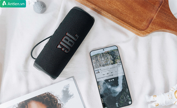 Flip 6 sở hữu thiết kế nhỏ gọn với lớp cao su bao bọc bên ngoài loa