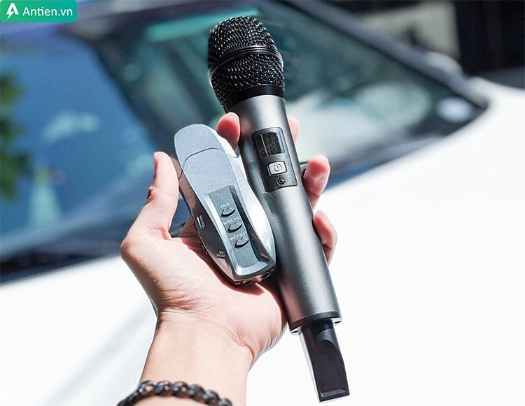 Mic hát không dây K18V thiết kế nỏ gọn, tay cầm chắc chắn chống bám bụi