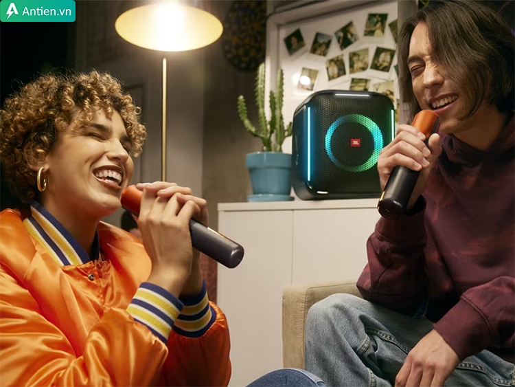 Encore trang bị 2 micro để bạn nhanh chóng biểu diễn, ca hát trong mọi cuộc vui