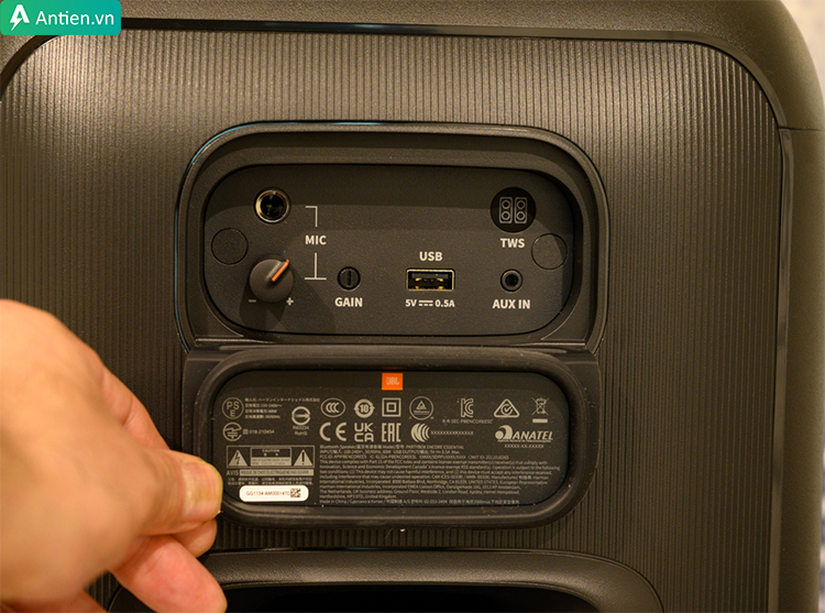 Encore kết nối dễ dàng qua cổng AUX và USB