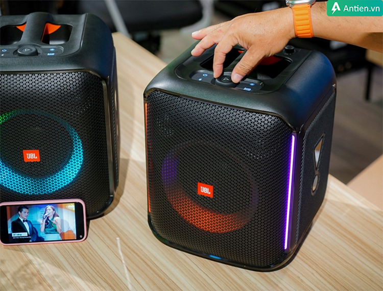 Tạo âm thanh nổi khi ghép nối đồng thời 2 loa Encore qua công nghệ TWS