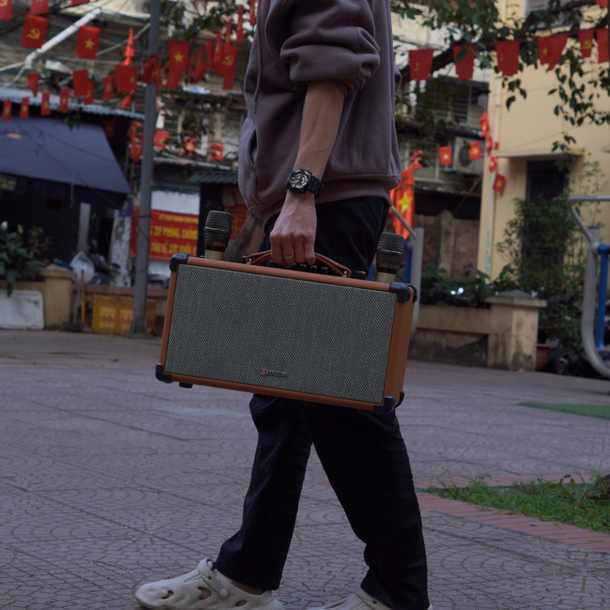 Dễ dàng xách loa Sumico BT-S52 lên và mang theo