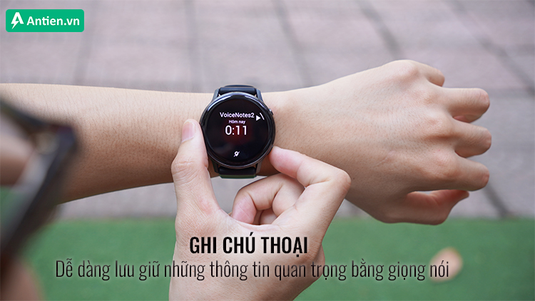 Venu 4 trang bị loa kép và micro, giúp bạn điều khiển mọi hoạt động dễ dàng ngay từ cổ tay