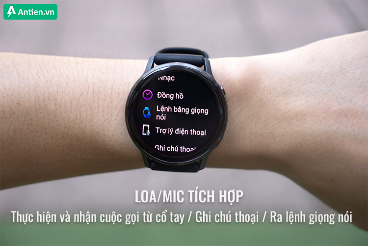 Với hệ thống loa/mic, bạn có thể nghe gọi, ra lệnh giọng nói, ghi chú thoại tiện lợi