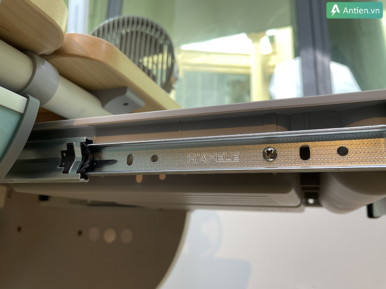 Bàn học QM120H sử dụng rãnh trượt HAFELE của Đức kéo đẩy mượt mà