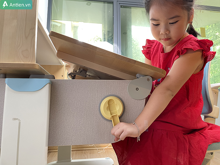 Thay đổi độ cao bàn với hệ thống tay quay nâng hạ bằng cơ học