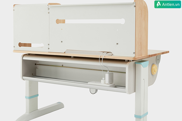 Sau mặt bàn là hộc nhỏ dùng để dấu các loại dây ổ cắm điện 