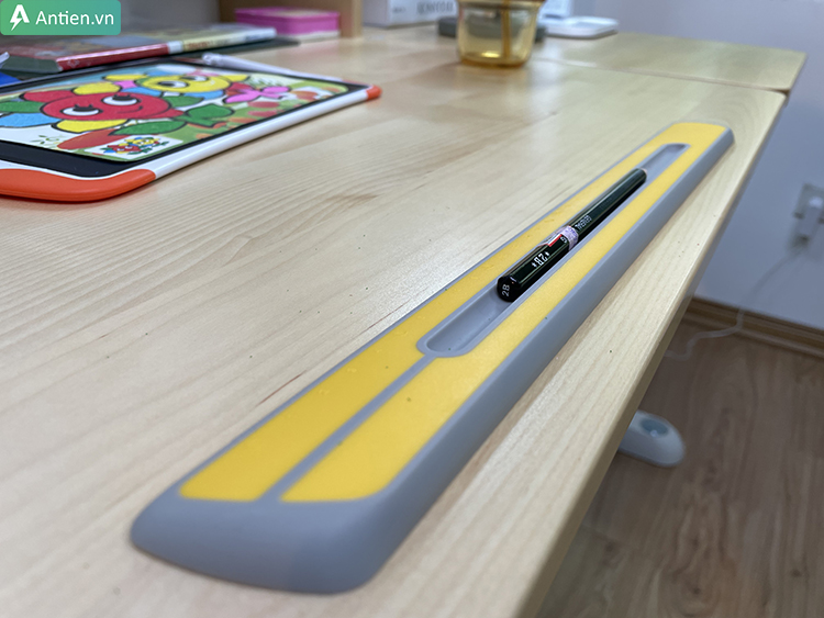 Bàn trang bị thước chống trượt từ tính không làm rơi sách, bút trên mặt bàn nghiêng