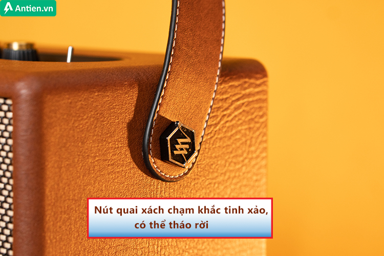 Linh hoạt di chuyển loa với quai xách gia công tinh xảo, dễ tháo rời