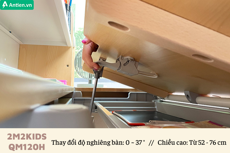 Bàn học nhập khẩu QM120H giúp trẻ có được góc cúi khoa học nhờ thiết kế công thái học