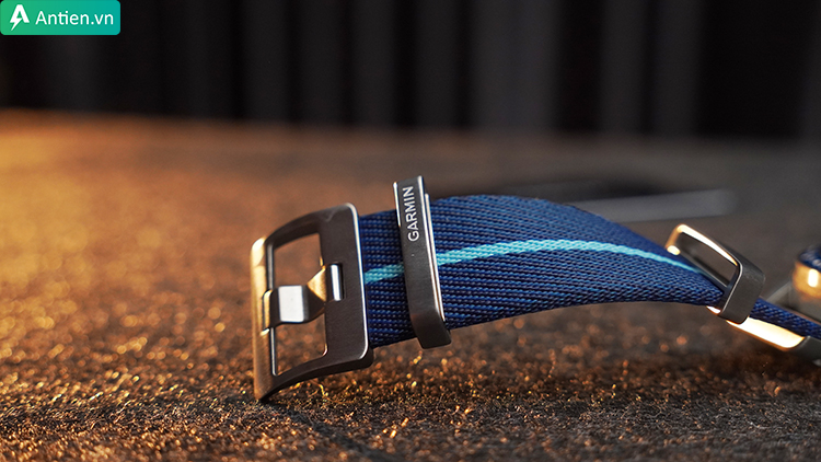 Marq Captain 2 trang bị dây đeo dệt hoa văn sọc kiểu Pháp tinh tế
