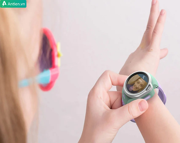 Khi trẻ giơ tay, màn hình sẽ tự động sáng để trẻ dễ dàng xem giờ và thông tin hiển thị