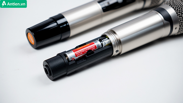 Bộ đôi mic trên Mi30S có thể thay pin trực tiếp trên mic một cách đơn giản