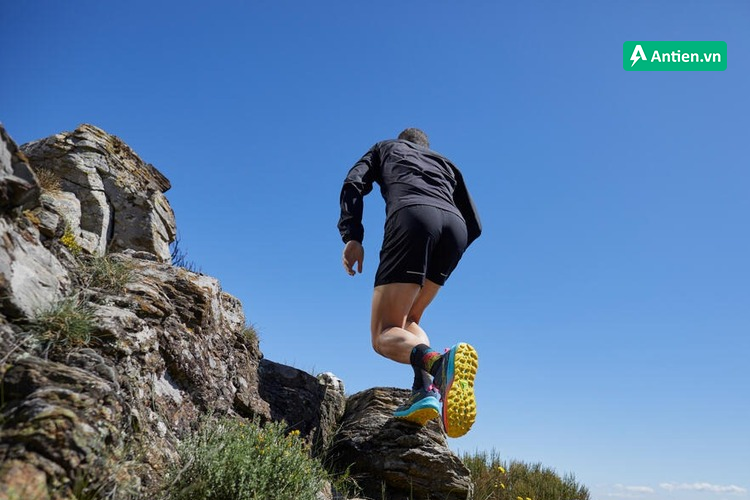 Chống trơn trượt là 1 lưu ý quan trọng khi chọn tất trail