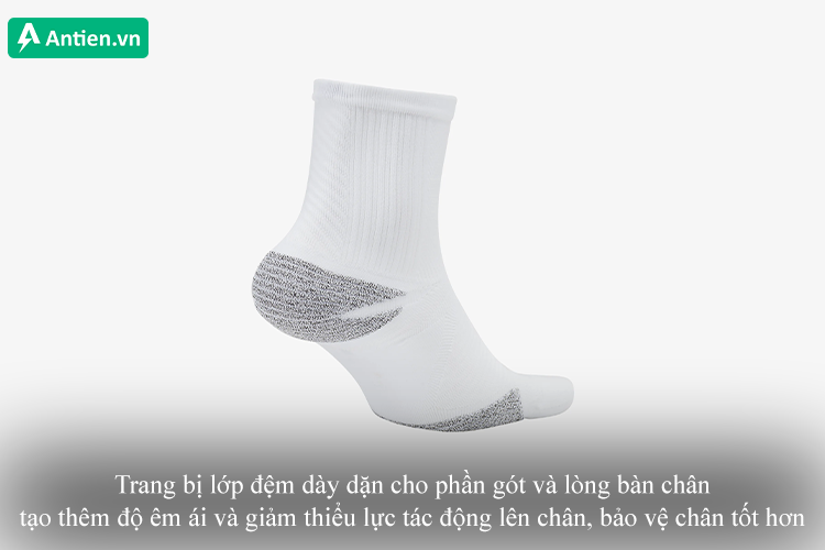 Trang bị thêm lớp đệm dày dặn tăng độ êm ái và bảo vệ chân