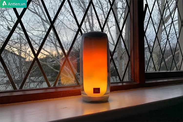 Ánh sáng LED từ loa JBL Pulse 4 có thể sử dụng trang trí hoặc đèn ngủ